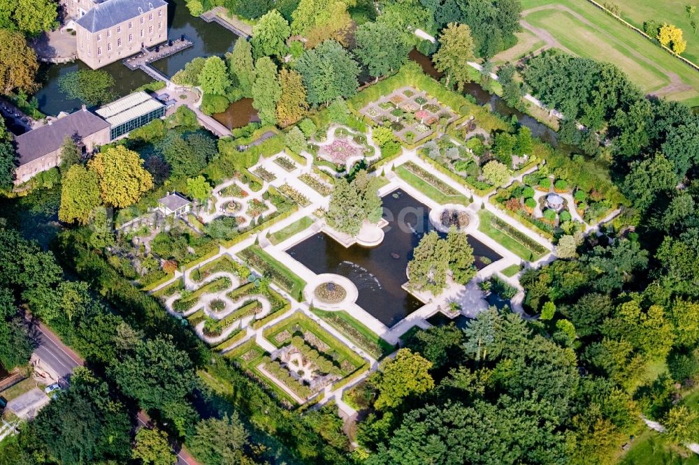 Aerial image Arcen - Building and castle park systems of water castle Kasteeltuinen Arcen in Arcen in Limburg, Netherlands
