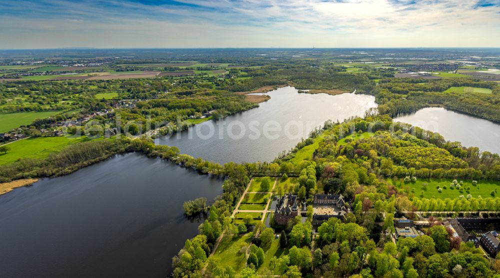 Aerial image Nettetal - Building and castle park systems of water castle Krickenbeck on street Schlossallee in the district Hinsbeck in Nettetal in the state North Rhine-Westphalia, Germany