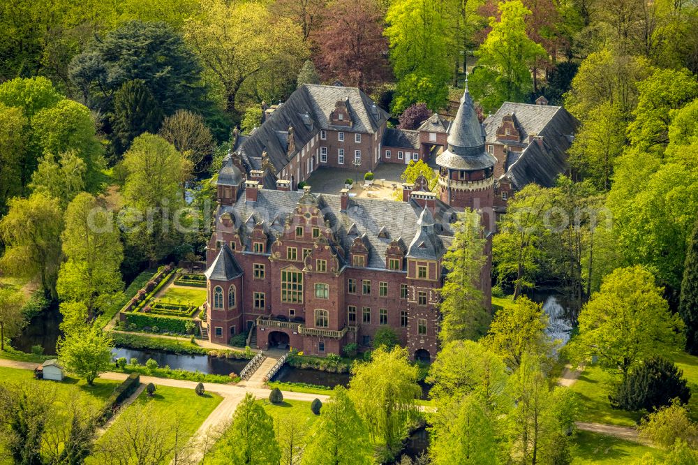Aerial photograph Nettetal - Building and castle park systems of water castle Krickenbeck on street Schlossallee in the district Hinsbeck in Nettetal in the state North Rhine-Westphalia, Germany
