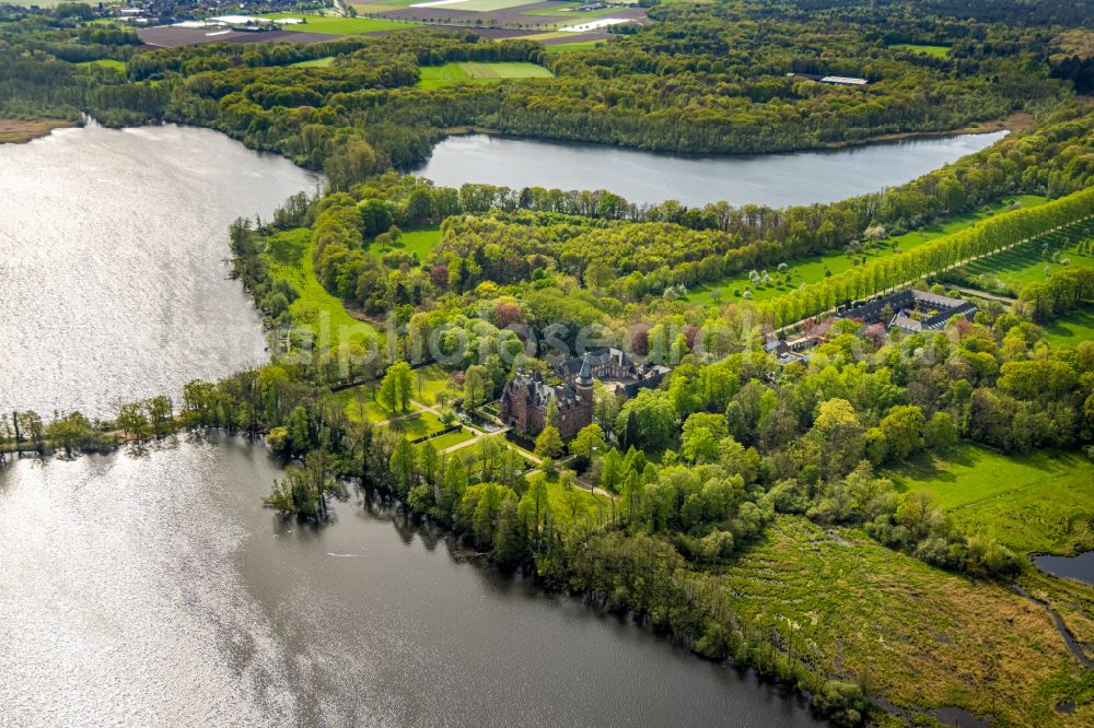 Nettetal from the bird's eye view: Building and castle park systems of water castle Krickenbeck on street Schlossallee in the district Hinsbeck in Nettetal in the state North Rhine-Westphalia, Germany