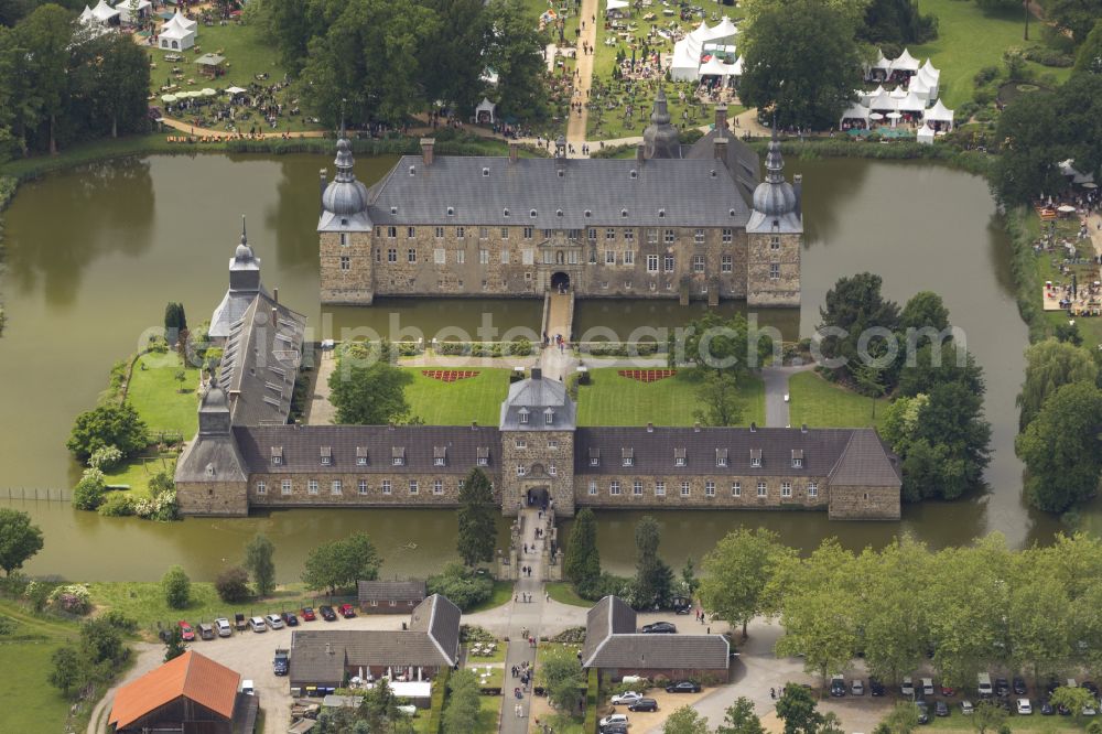 Lembeck from the bird's eye view: Building and castle park systems of water castle in Lembeck at Ruhrgebiet in the state North Rhine-Westphalia, Germany