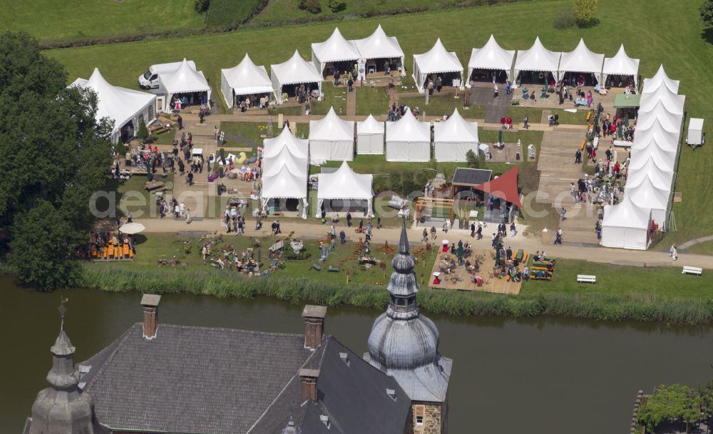 Aerial image Lembeck - Building and castle park systems of water castle in Lembeck at Ruhrgebiet in the state North Rhine-Westphalia, Germany