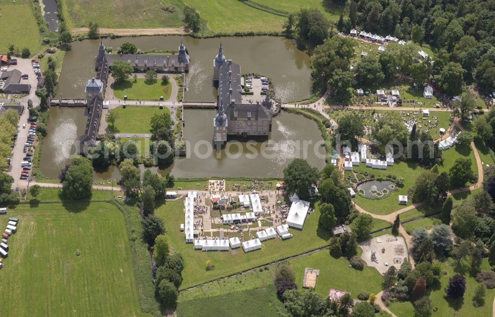 Lembeck from the bird's eye view: Building and castle park systems of water castle in Lembeck at Ruhrgebiet in the state North Rhine-Westphalia, Germany