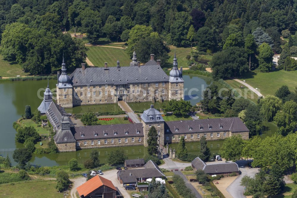 Aerial image Lembeck - Building and castle park systems of water castle in Lembeck at Ruhrgebiet in the state North Rhine-Westphalia, Germany