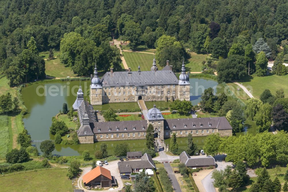 Aerial photograph Lembeck - Building and castle park systems of water castle in Lembeck at Ruhrgebiet in the state North Rhine-Westphalia, Germany