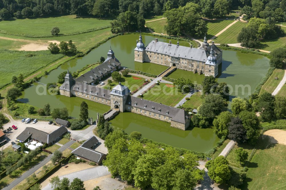 Lembeck from the bird's eye view: Building and castle park systems of water castle in Lembeck at Ruhrgebiet in the state North Rhine-Westphalia, Germany