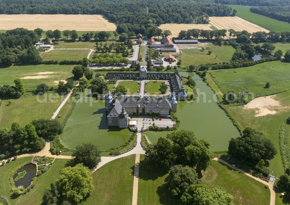 Aerial image Lembeck - Building and castle park systems of water castle in Lembeck at Ruhrgebiet in the state North Rhine-Westphalia, Germany