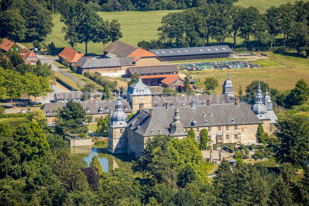 Aerial photograph Lembeck - Building and castle park systems of water castle in Lembeck at Ruhrgebiet in the state North Rhine-Westphalia, Germany