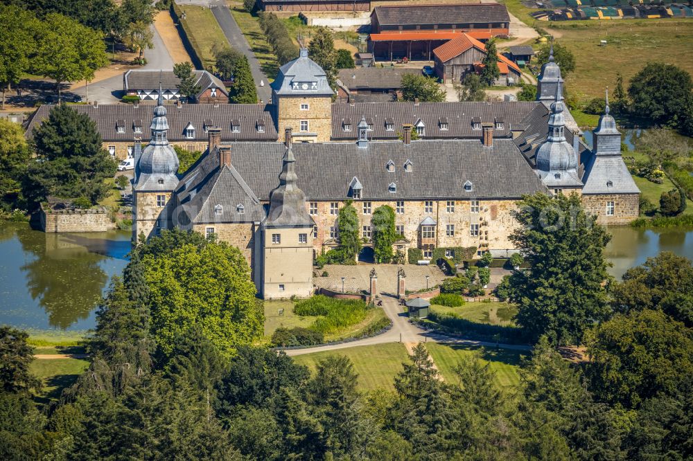 Lembeck from the bird's eye view: Building and castle park systems of water castle in Lembeck at Ruhrgebiet in the state North Rhine-Westphalia, Germany