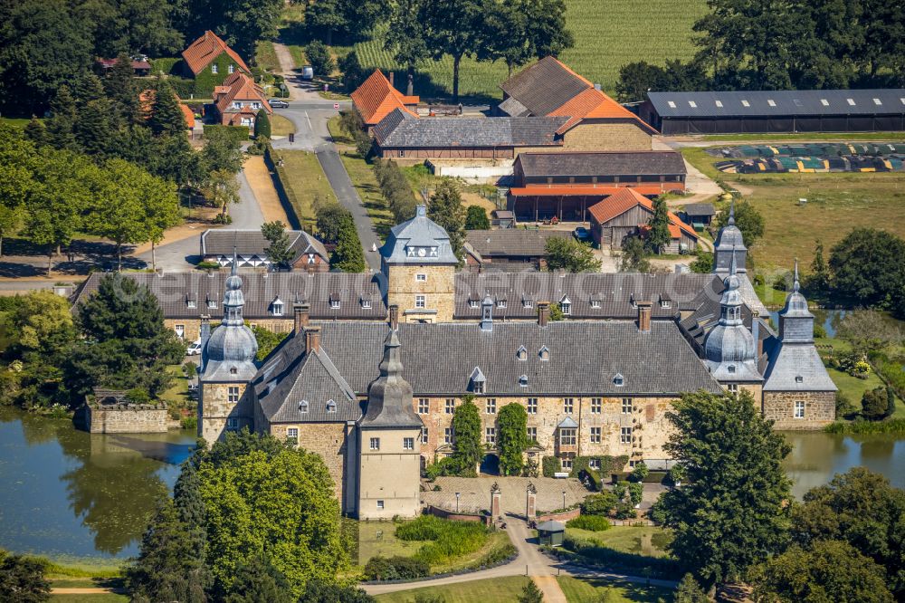 Aerial image Lembeck - Building and castle park systems of water castle in Lembeck at Ruhrgebiet in the state North Rhine-Westphalia, Germany