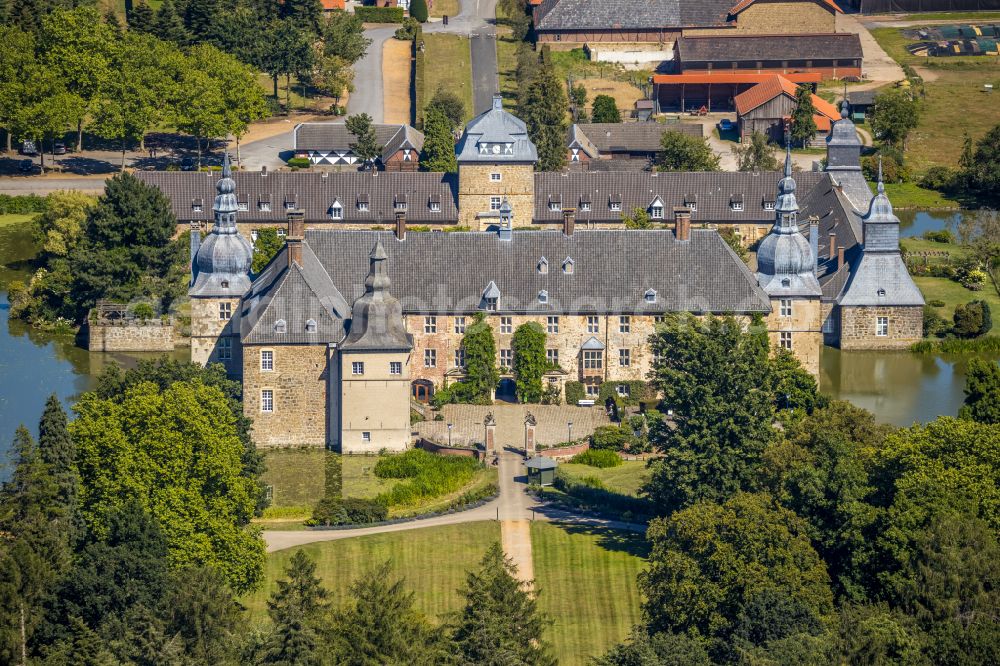 Aerial photograph Lembeck - Building and castle park systems of water castle in Lembeck at Ruhrgebiet in the state North Rhine-Westphalia, Germany