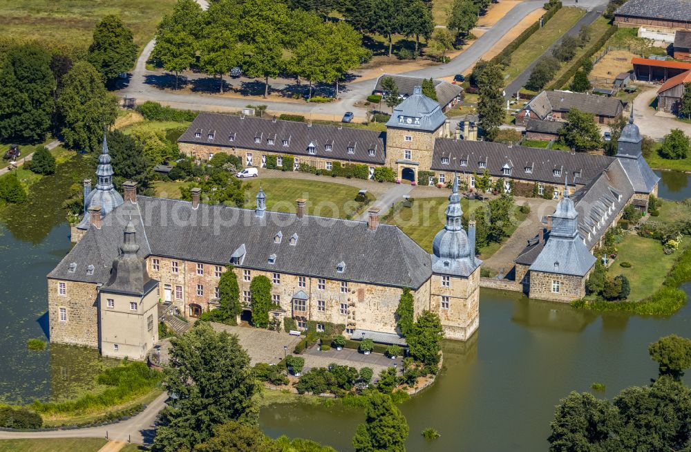 Lembeck from the bird's eye view: Building and castle park systems of water castle in Lembeck at Ruhrgebiet in the state North Rhine-Westphalia, Germany