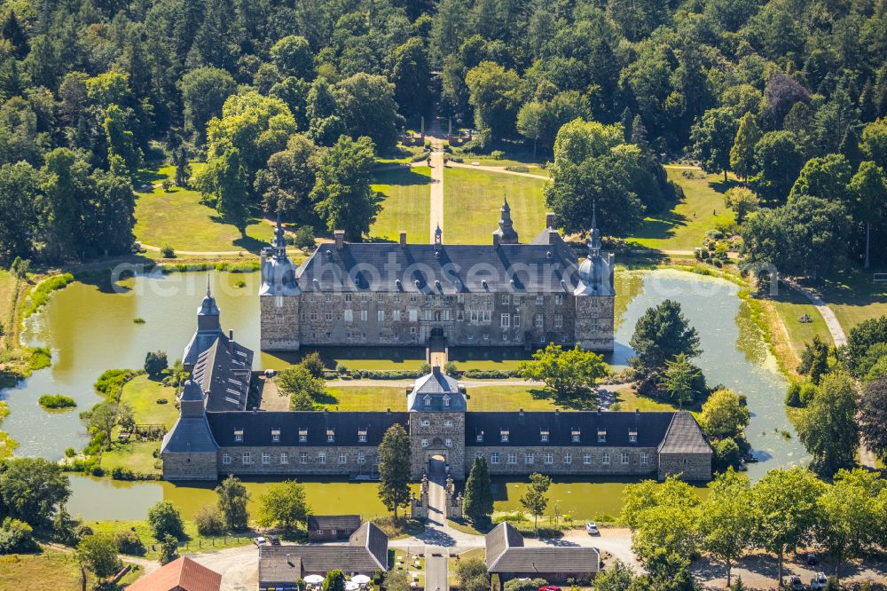 Aerial photograph Lembeck - Building and castle park systems of water castle in Lembeck at Ruhrgebiet in the state North Rhine-Westphalia, Germany