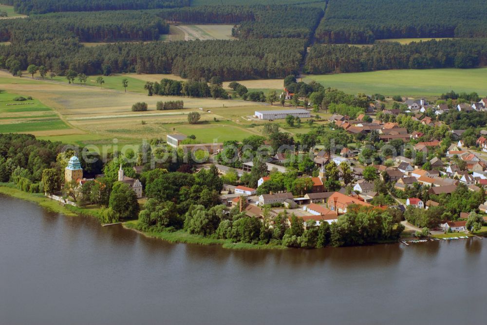 Groß Leuthen from above - Building and castle park systems of water castle in of Maerkischen Heide in Gross Leuthen in the state Brandenburg, Germany