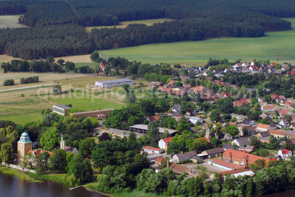 Groß Leuthen from the bird's eye view: Building and castle park systems of water castle in of Maerkischen Heide in Gross Leuthen in the state Brandenburg, Germany