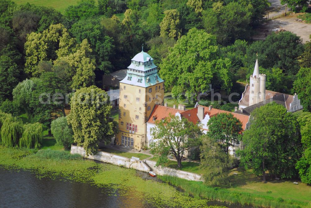 Aerial image Groß Leuthen - Building and castle park systems of water castle in of Maerkischen Heide in Gross Leuthen in the state Brandenburg, Germany