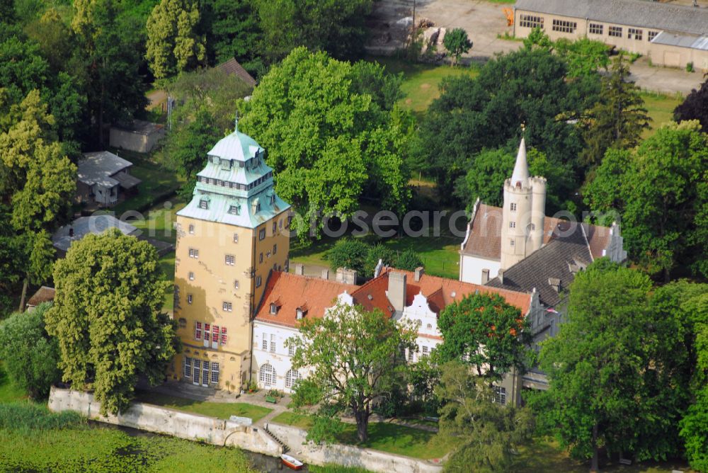 Aerial photograph Groß Leuthen - Building and castle park systems of water castle in of Maerkischen Heide in Gross Leuthen in the state Brandenburg, Germany