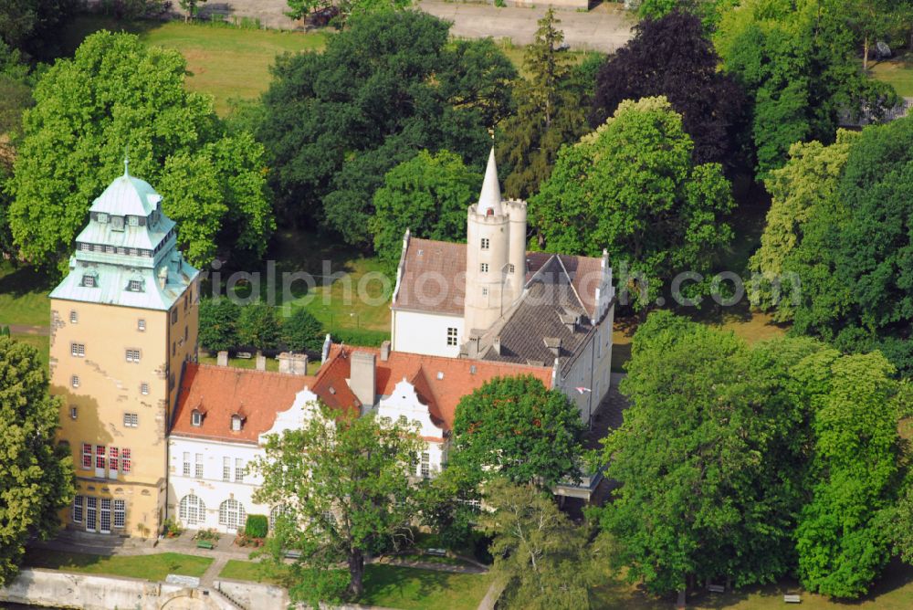 Groß Leuthen from the bird's eye view: Building and castle park systems of water castle in of Maerkischen Heide in Gross Leuthen in the state Brandenburg, Germany