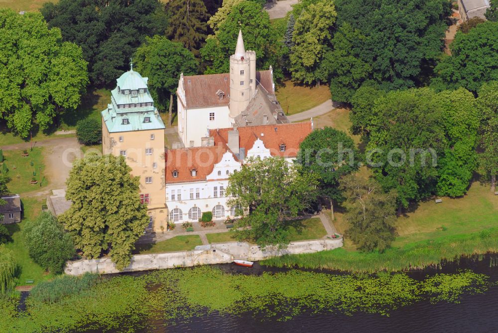 Aerial image Groß Leuthen - Building and castle park systems of water castle in of Maerkischen Heide in Gross Leuthen in the state Brandenburg, Germany