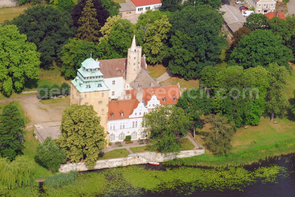 Aerial photograph Groß Leuthen - Building and castle park systems of water castle in of Maerkischen Heide in Gross Leuthen in the state Brandenburg, Germany