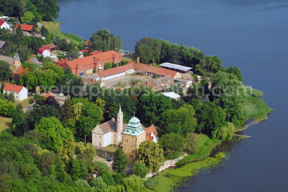 Aerial image Groß Leuthen - Building and castle park systems of water castle in of Maerkischen Heide in Gross Leuthen in the state Brandenburg, Germany