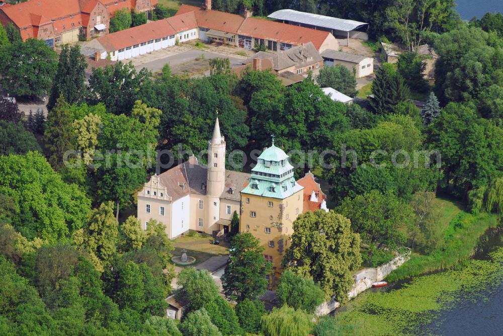 Aerial photograph Groß Leuthen - Building and castle park systems of water castle in of Maerkischen Heide in Gross Leuthen in the state Brandenburg, Germany