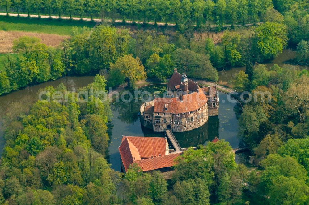 Lüdinghausen from the bird's eye view: Building and castle park systems of water castle Vischering in Luedinghausen in the state North Rhine-Westphalia