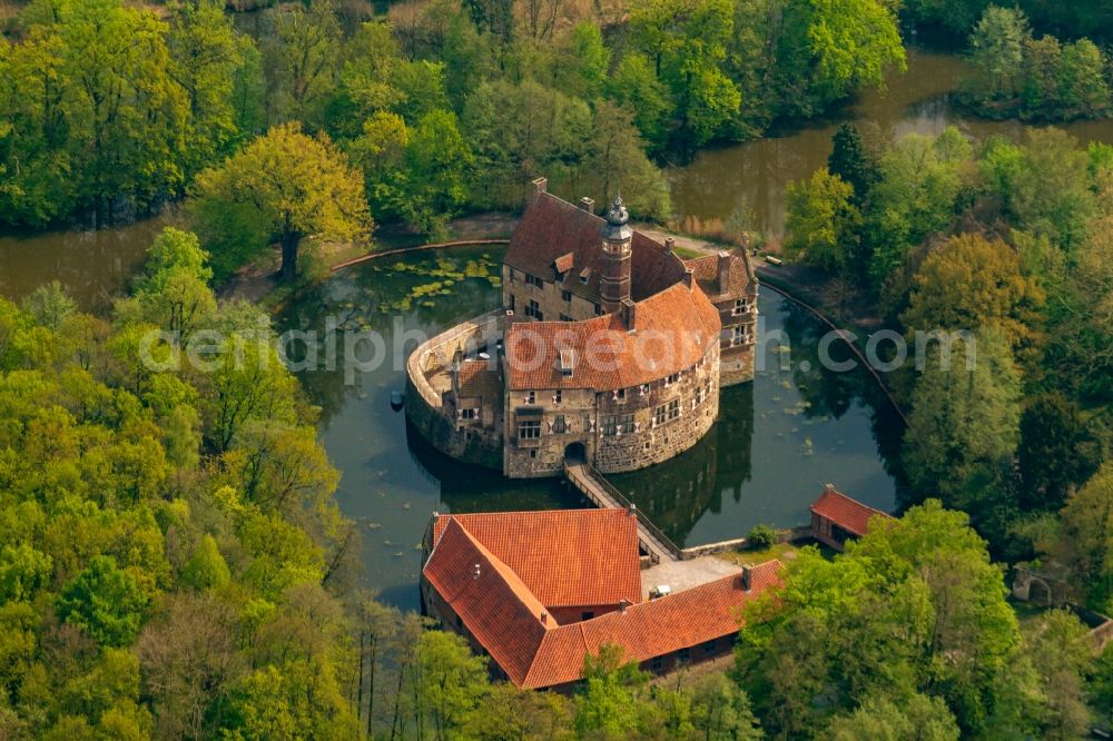 Aerial image Lüdinghausen - Building and castle park systems of water castle Vischering in Luedinghausen in the state North Rhine-Westphalia