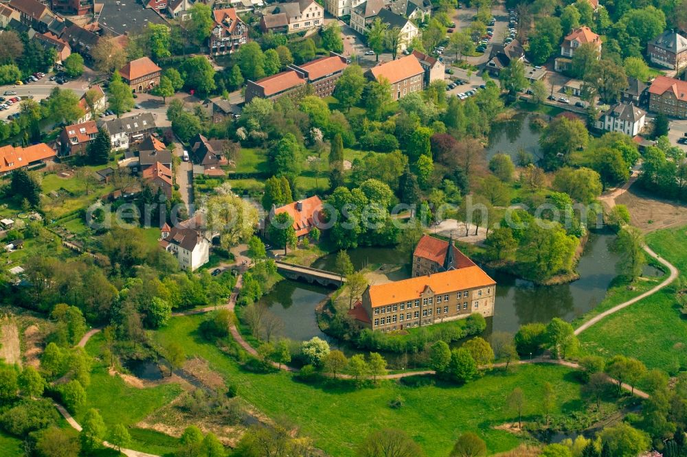 Aerial image Lüdinghausen - Building and castle park systems of water castle Vischering in Luedinghausen in the state North Rhine-Westphalia