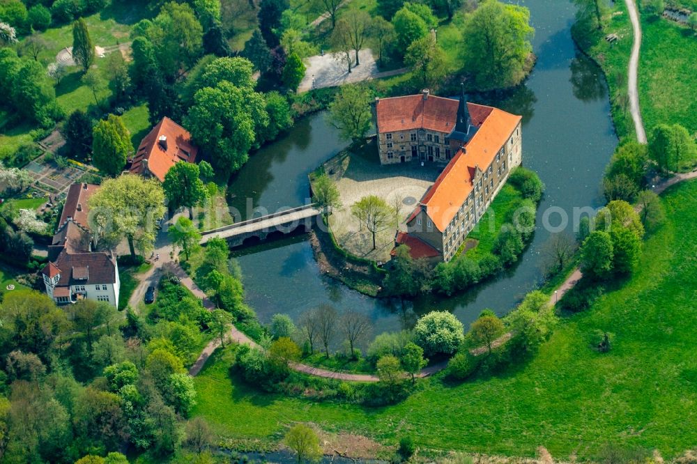 Aerial photograph Lüdinghausen - Building and castle park systems of water castle Vischering in Luedinghausen in the state North Rhine-Westphalia