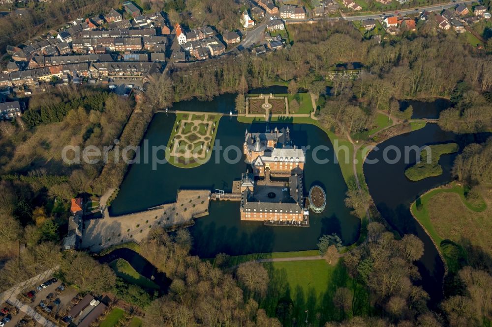 Aerial photograph Isselburg - Building and castle park systems of water castle Museum Wasserburg Anholt in Isselburg in the state North Rhine-Westphalia