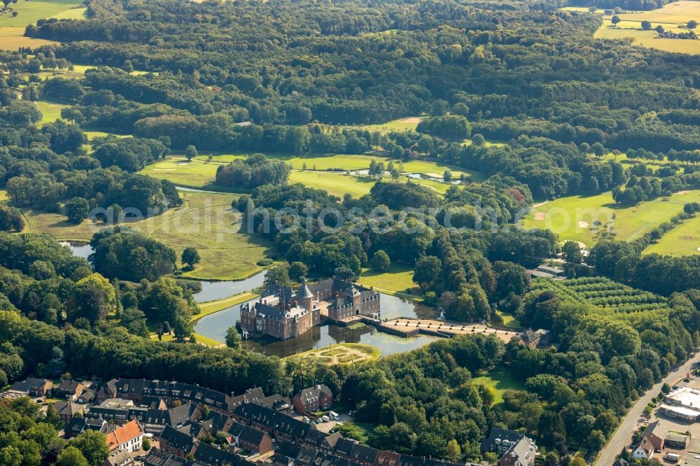 Aerial photograph Isselburg - Building and castle park systems of water castle Museum Wasserburg Anholt in Isselburg in the state North Rhine-Westphalia