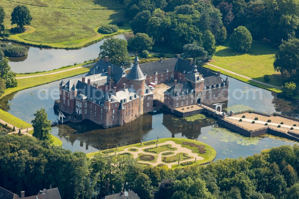 Aerial photograph Isselburg - Building and castle park systems of water castle Museum Wasserburg Anholt in Isselburg in the state North Rhine-Westphalia