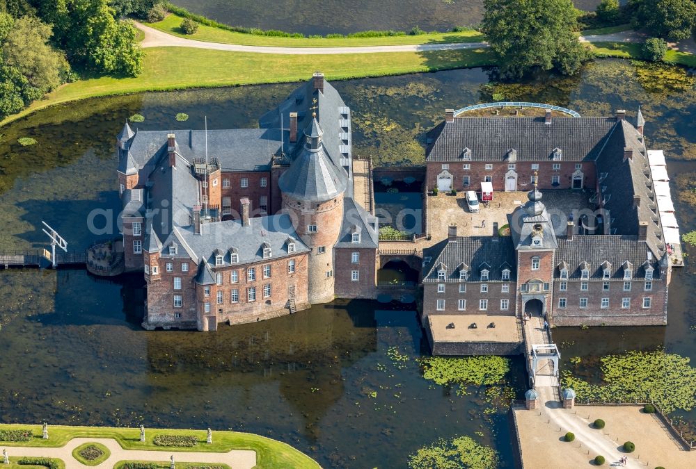 Aerial photograph Isselburg - Building and castle park systems of water castle Museum Wasserburg Anholt in Isselburg in the state North Rhine-Westphalia