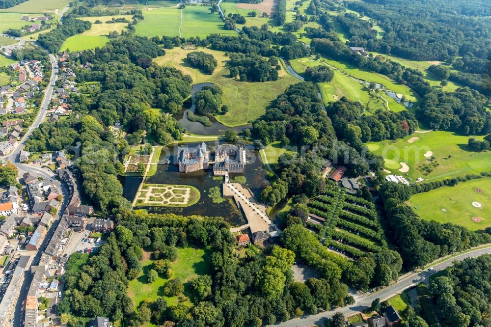 Isselburg from the bird's eye view: Building and castle park systems of water castle Museum Wasserburg Anholt in Isselburg in the state North Rhine-Westphalia