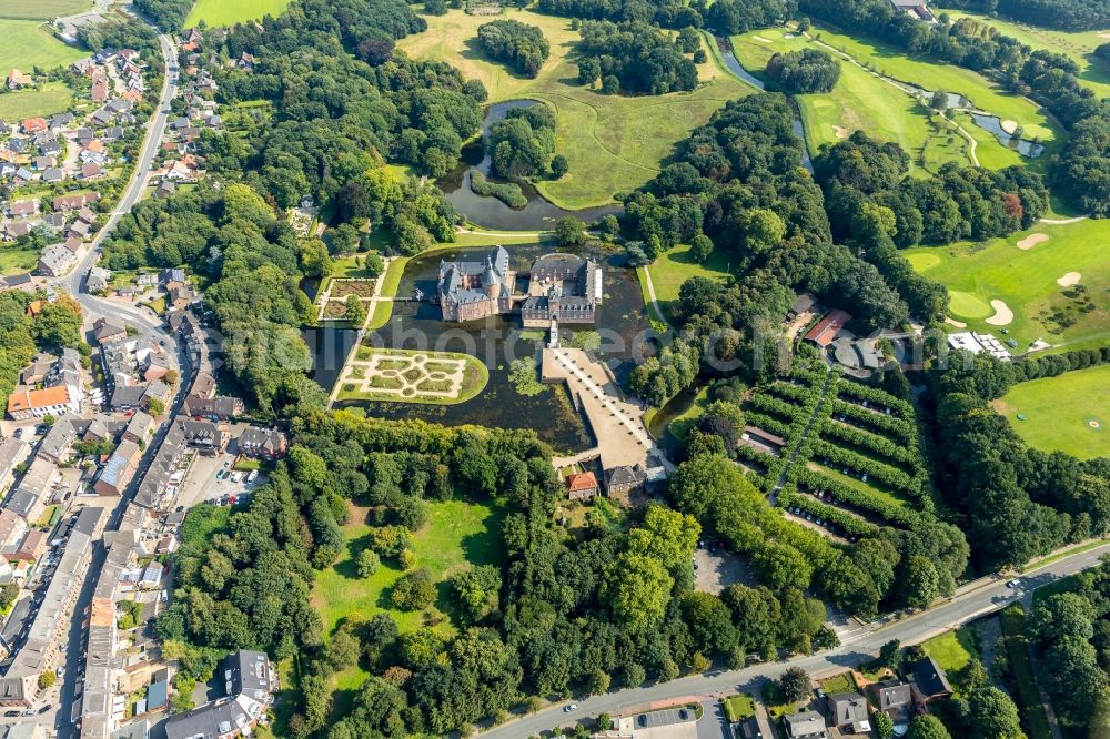 Aerial image Isselburg - Building and castle park systems of water castle Museum Wasserburg Anholt in Isselburg in the state North Rhine-Westphalia