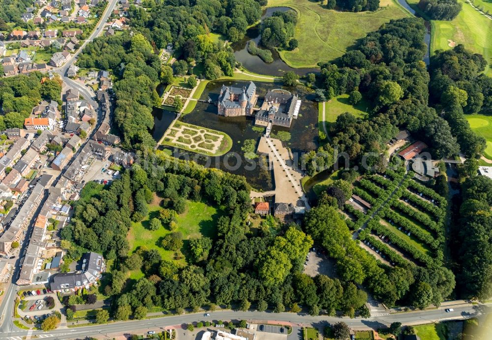 Aerial photograph Isselburg - Building and castle park systems of water castle Museum Wasserburg Anholt in Isselburg in the state North Rhine-Westphalia