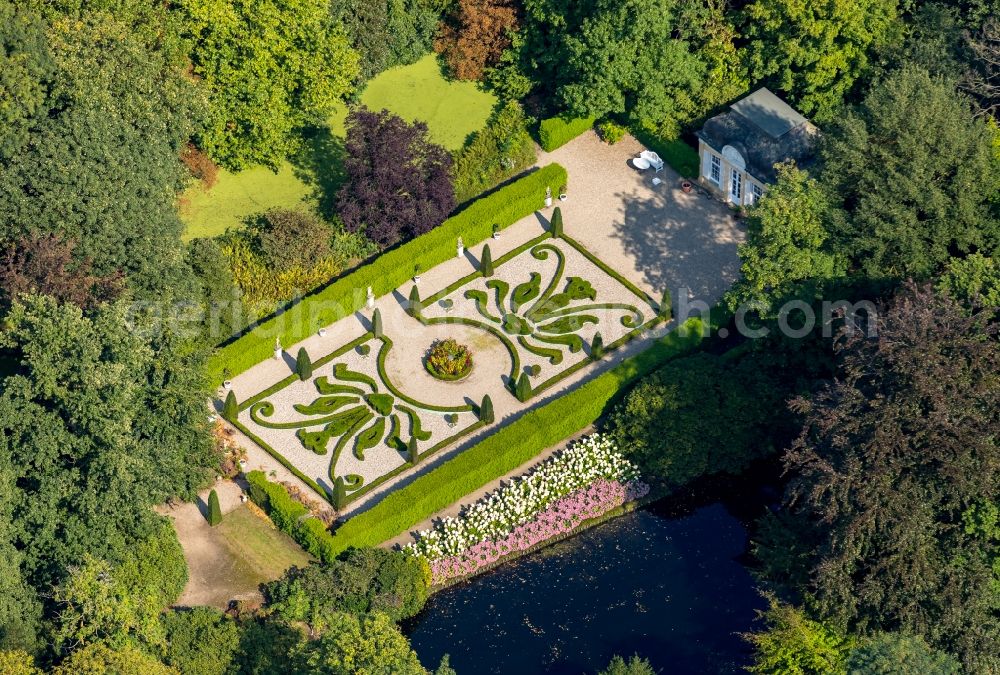 Isselburg from the bird's eye view: Building and castle park systems of water castle Museum Wasserburg Anholt in Isselburg in the state North Rhine-Westphalia