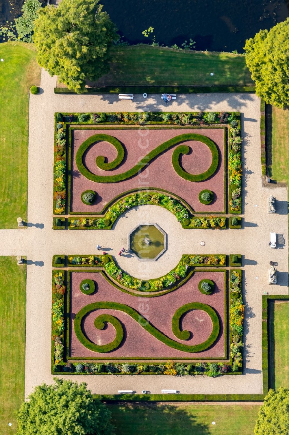 Aerial photograph Isselburg - Building and castle park systems of water castle Museum Wasserburg Anholt in Isselburg in the state North Rhine-Westphalia