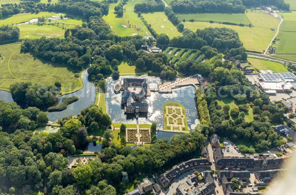 Aerial photograph Isselburg - Building and castle park systems of water castle Museum Wasserburg Anholt in Isselburg in the state North Rhine-Westphalia