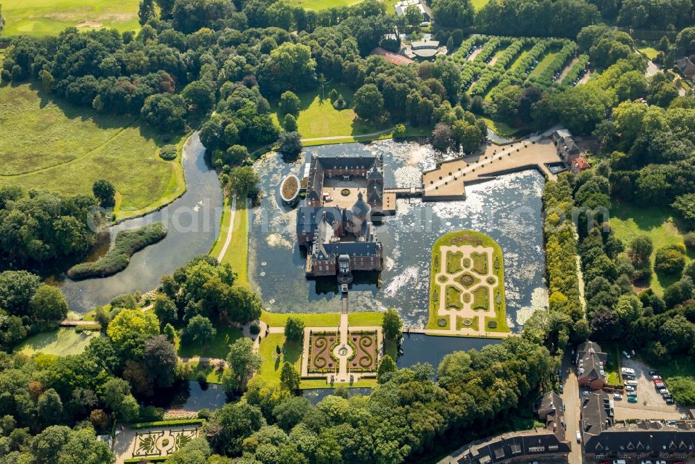 Isselburg from the bird's eye view: Building and castle park systems of water castle Museum Wasserburg Anholt in Isselburg in the state North Rhine-Westphalia