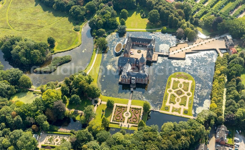 Aerial photograph Isselburg - Building and castle park systems of water castle Museum Wasserburg Anholt in Isselburg in the state North Rhine-Westphalia