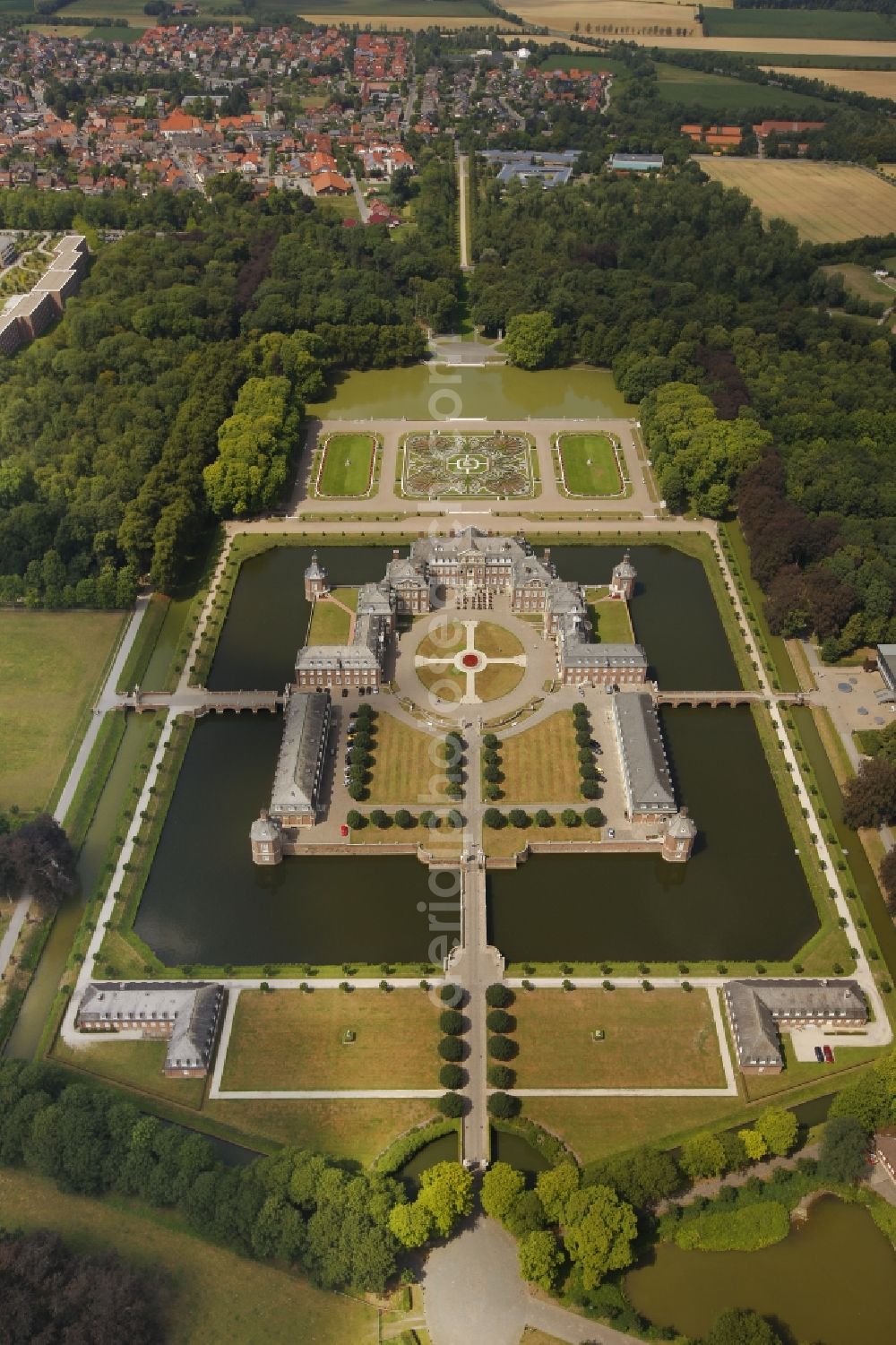 Nordkirchen from the bird's eye view: Building and castle park systems of water castle in Nordkirchen in the state North Rhine-Westphalia, Germany