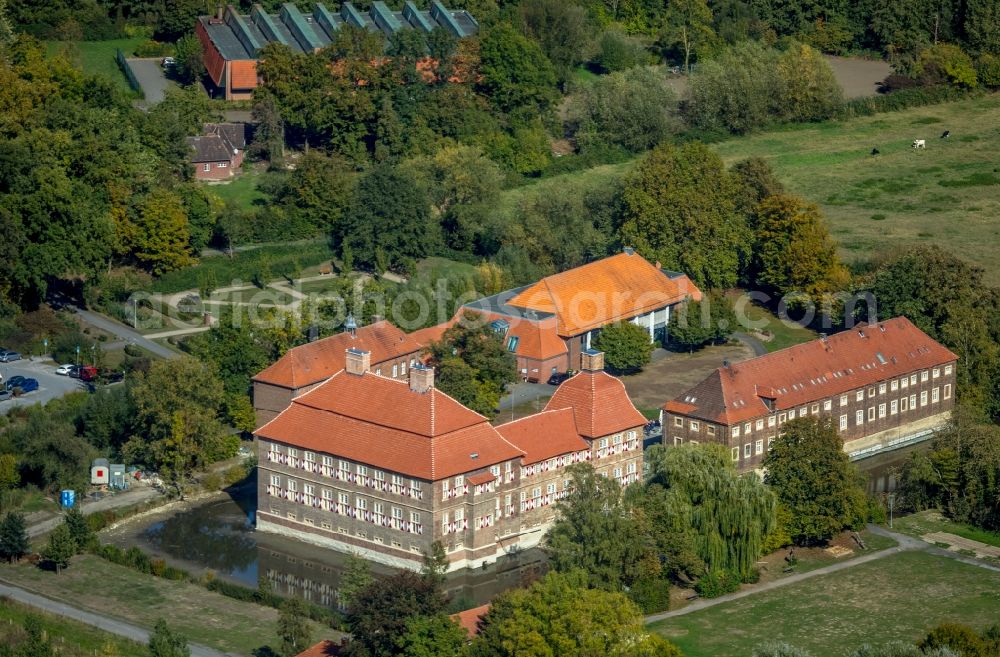 Aerial image Hamm - Building and castle park systems of water castle Oberwerries in Hamm in the state North Rhine-Westphalia, Germany