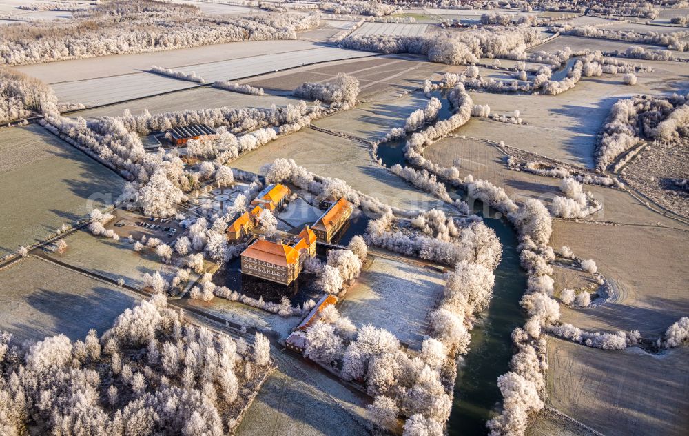 Aerial image Hamm - Building and castle park systems of water castle Oberwerries in Hamm in the state North Rhine-Westphalia, Germany