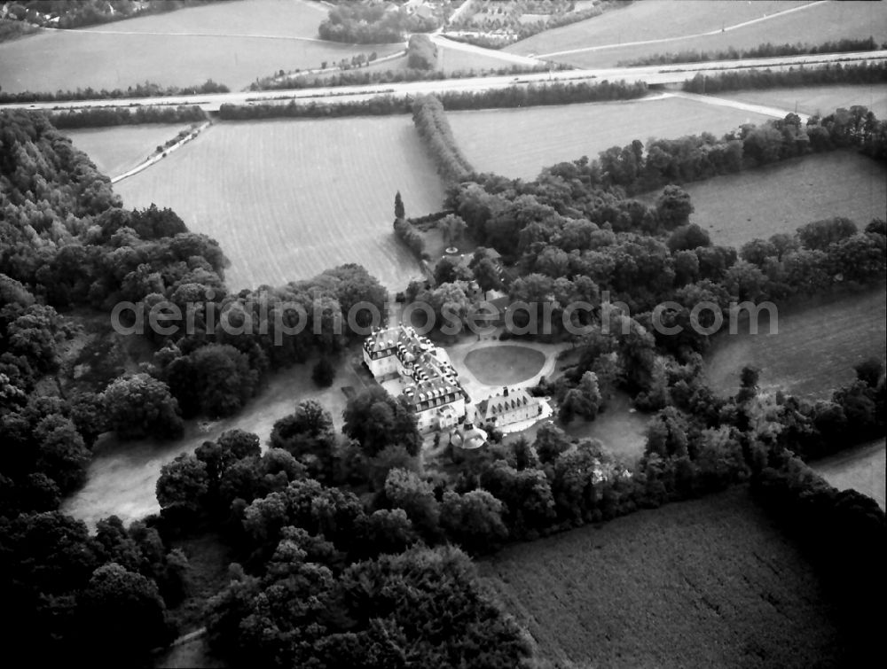 Aerial image Meerbusch - Building and castle park systems of water castle Pesch on Schlossstrasse in the district Ossum-Boesinghoven in Meerbusch in the state North Rhine-Westphalia, Germany