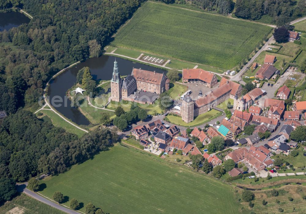 Aerial image Raesfeld - Building and castle park systems of water castle Raesfeld on street Freiheit in Raesfeld in the state North Rhine-Westphalia, Germany