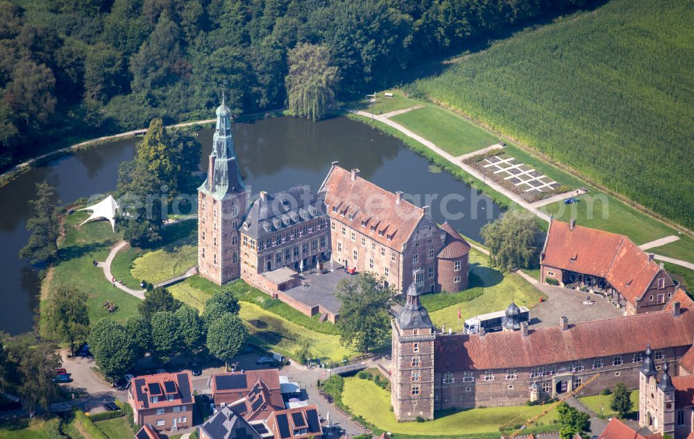 Aerial photograph Raesfeld - Building and castle park systems of water castle Raesfeld on street Freiheit in Raesfeld in the state North Rhine-Westphalia, Germany