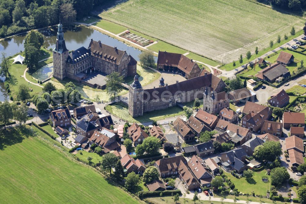 Aerial photograph Raesfeld - Building and castle park systems of water castle Raesfeld on street Freiheit in Raesfeld in the state North Rhine-Westphalia, Germany