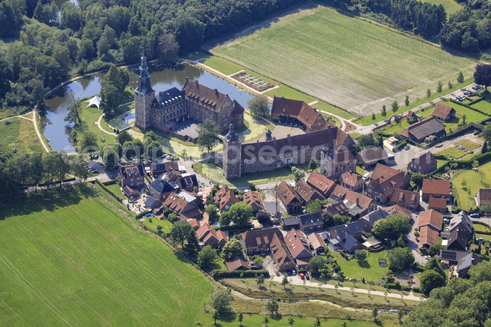 Raesfeld from above - Building and castle park systems of water castle Raesfeld on street Freiheit in Raesfeld in the state North Rhine-Westphalia, Germany